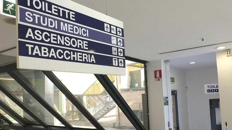 L’aborto, poi la fuga Una telecamera ha ripreso il dramma