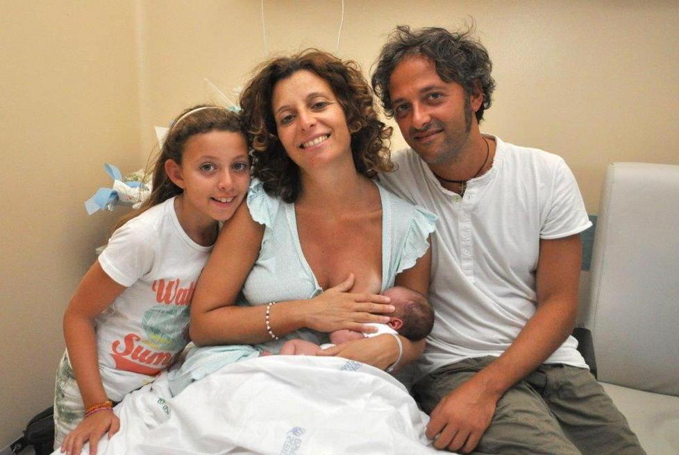 Mamma ha le doglie e il bimbo nasce dentro l’ambulanza