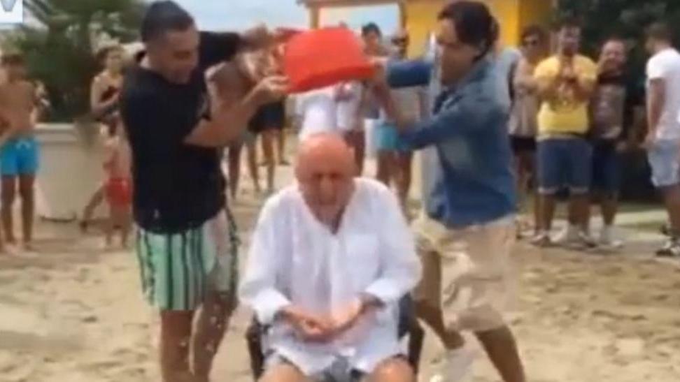 Doccia ghiacciata anche per Galliani in spiaggia a Forte