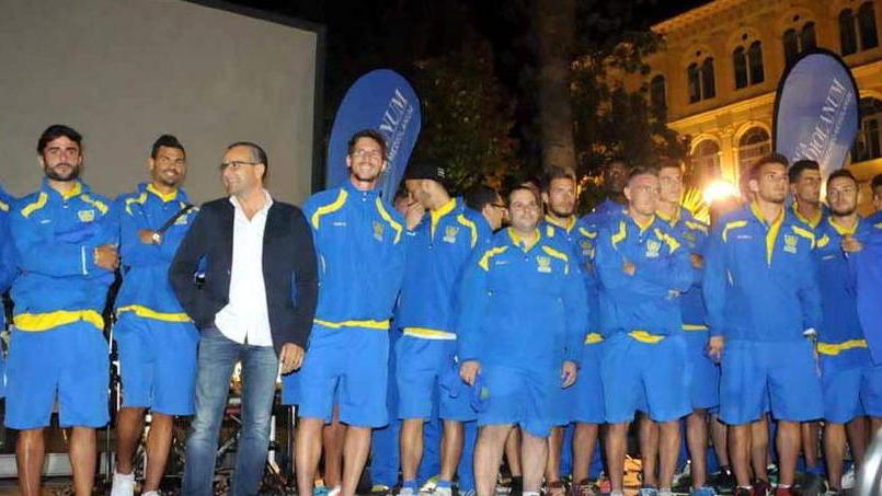 Carrarese, bagno di folla nella «notte gialloazzurra»