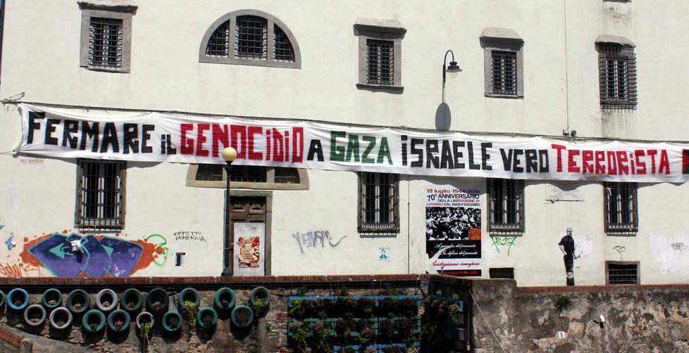 I precedenti: lo striscione contro Israele e il volantino apparso in via Verdi 