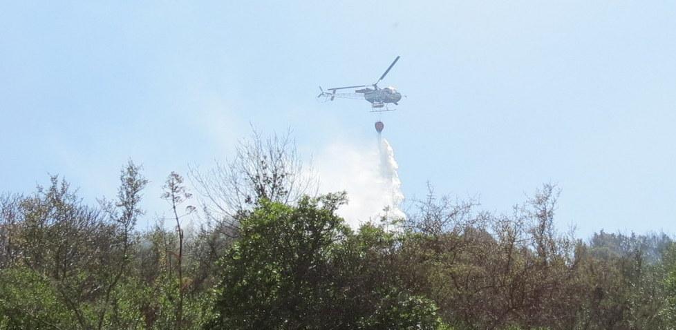 Incendio a Sos Alinos, il rogo lambisce le case 