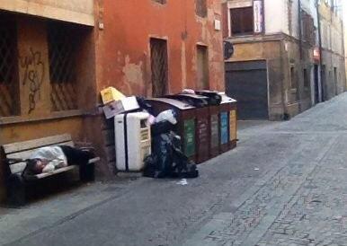 Senza casa dorme per strada in via Clelia