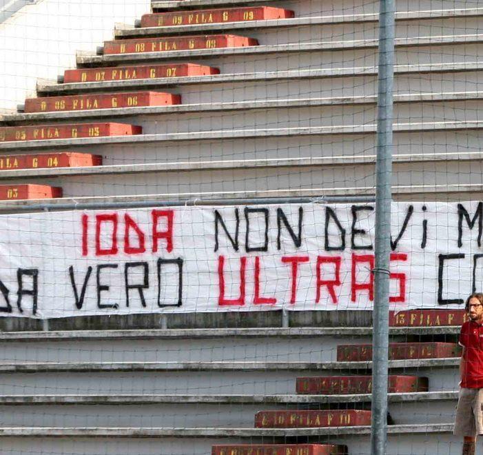 i due striscioni in curva
