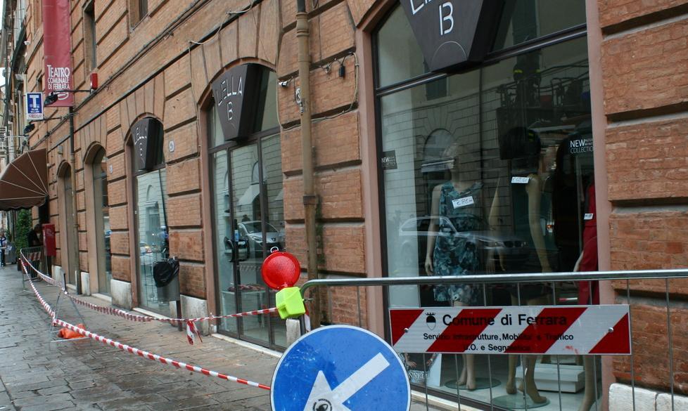 Negozi sbarrati dopo il crollo