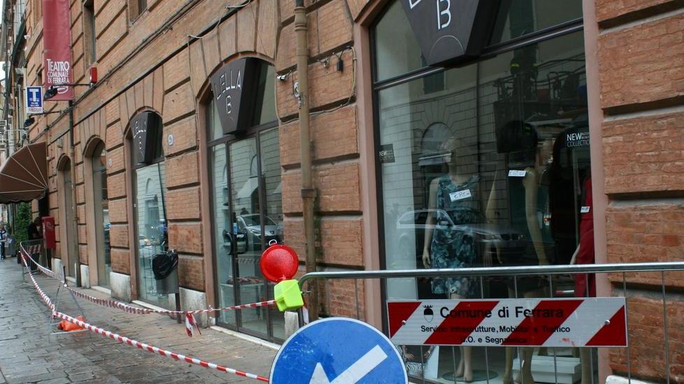 Negozi sbarrati dopo il crollo