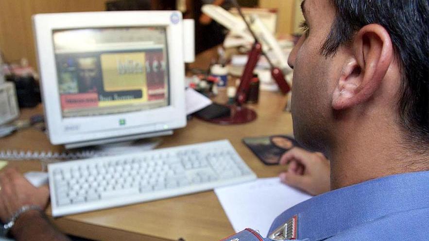 Gli clona la carta e compra due smartphone