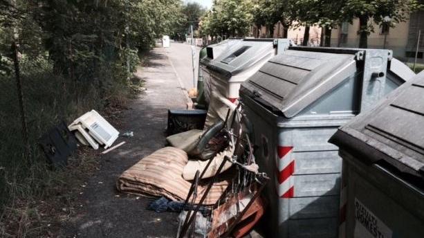 Rifiuti abbandonati a due passi dall’asilo La Villetta