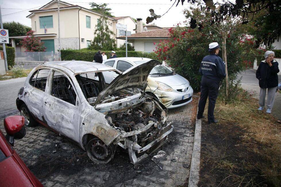 Auto e cassonetti incendiati dai vandali a Torre del Lago 