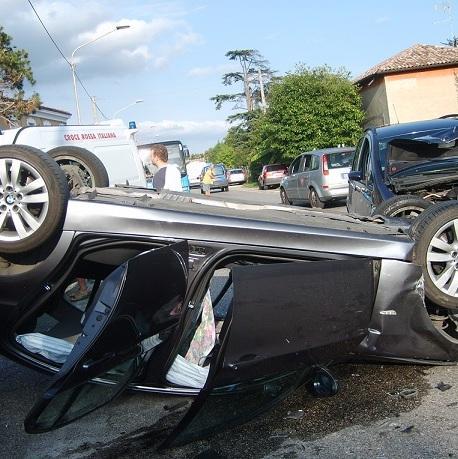 Automobile si capovolge Due feriti e tanta paura 