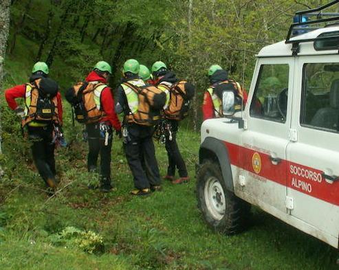 Si perde nel bosco per sfuggire a un cinghiale 