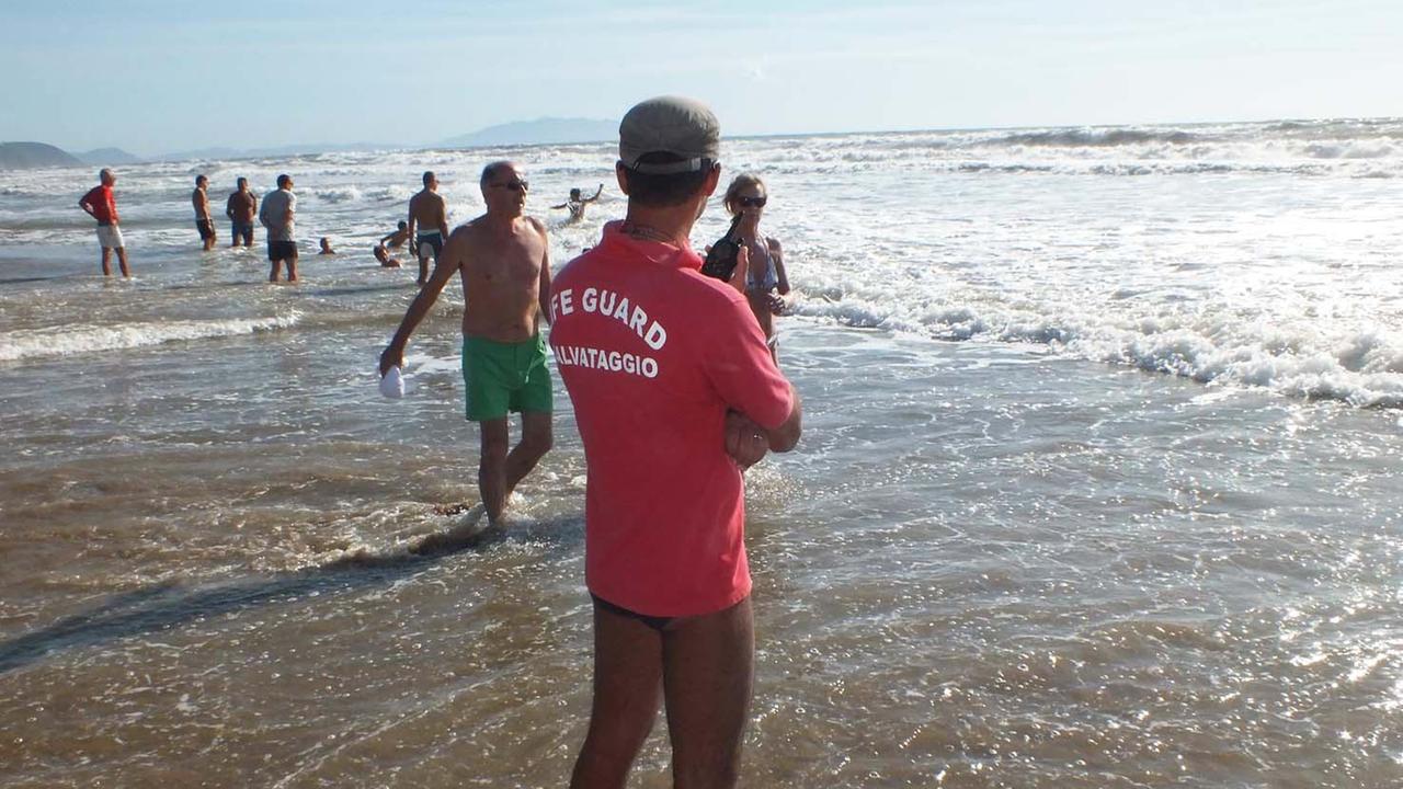 Bagnino si getta per salvare una turista e i ladri lo derubano