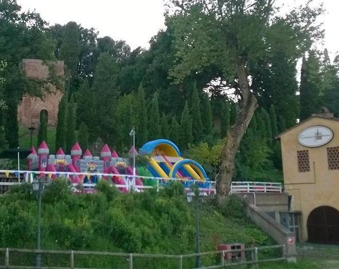 Parco Corsini, le famiglie al posto dei vandali grazie a un parco giochi 