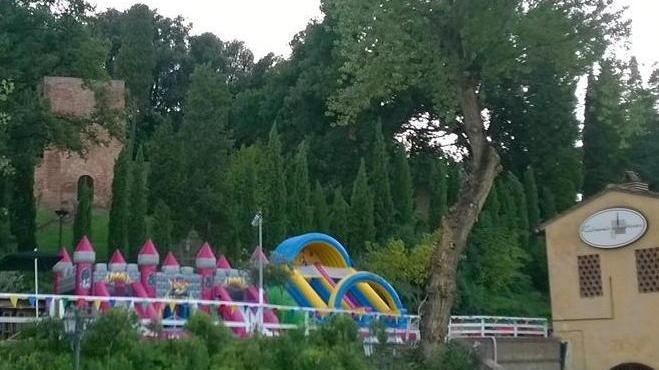 Parco Corsini, le famiglie al posto dei vandali grazie a un parco giochi