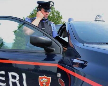 «Aiuto, ci hanno borseggiato». E i carabinieri arrestano i due malviventi 