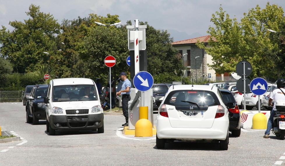 Senza spiccioli, prigioniera nel parcheggio dell'ospedale Versilia