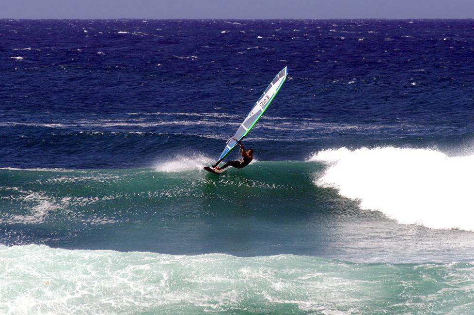 Surfista in difficoltà soccorso dalla polizia nelle acque del Poetto 