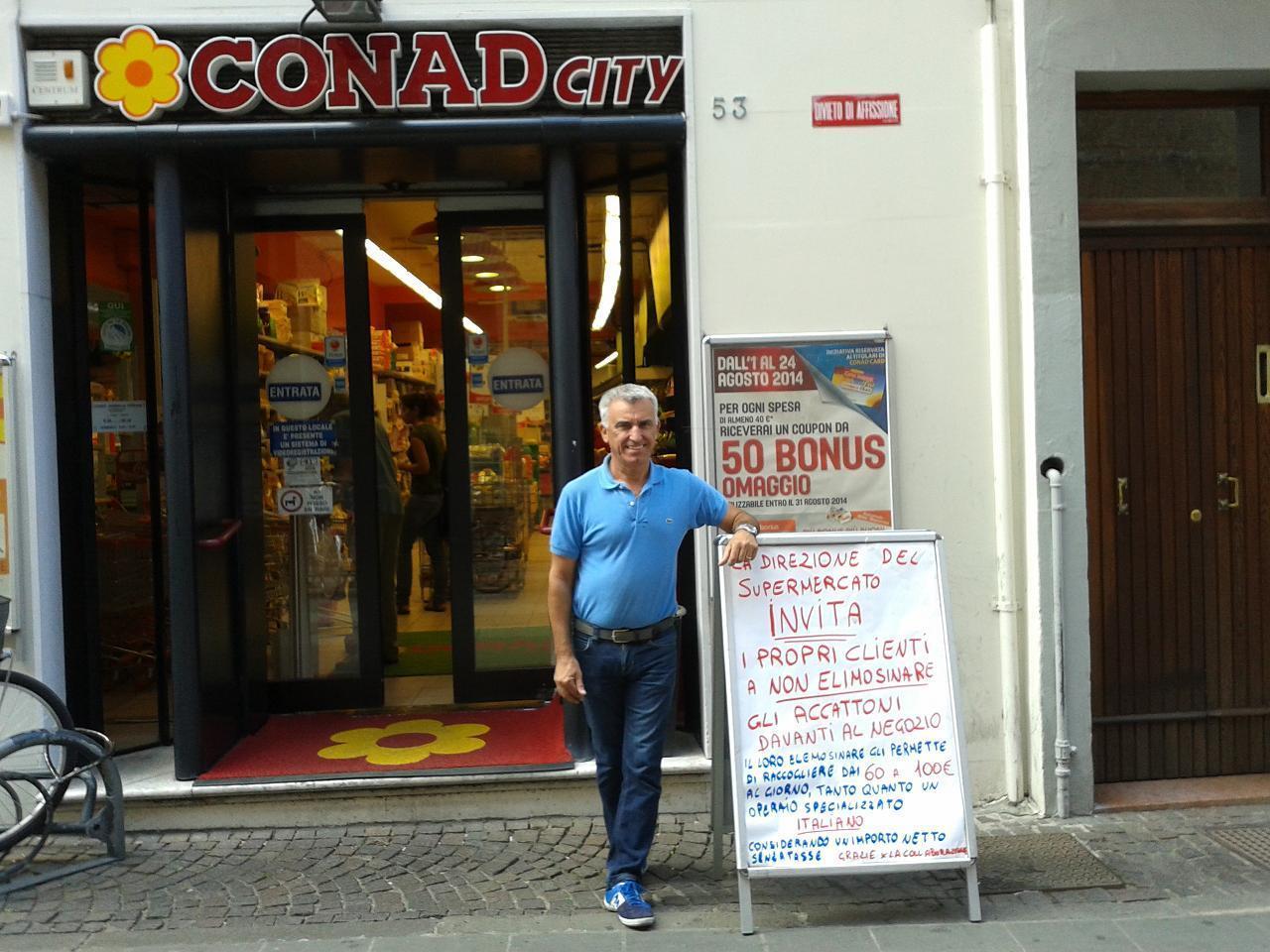 Il cartello messo e poi rimosso in via Garibaldi