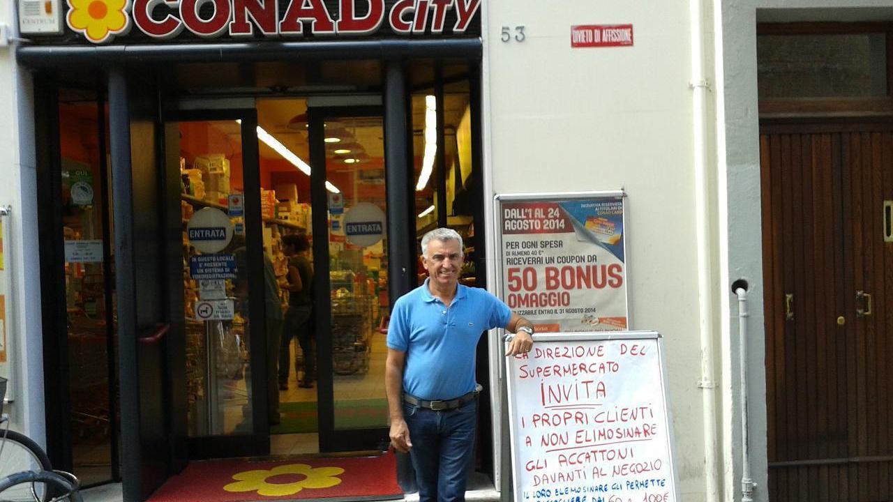 Il cartello messo e poi rimosso in via Garibaldi