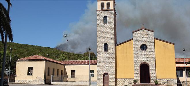 Vasto incendio ad Alghero, in azione Canadair ed elicotteri: una casa evacuata 