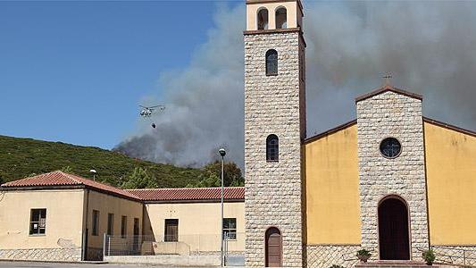 Vasto incendio ad Alghero, in azione Canadair ed elicotteri: una casa evacuata 