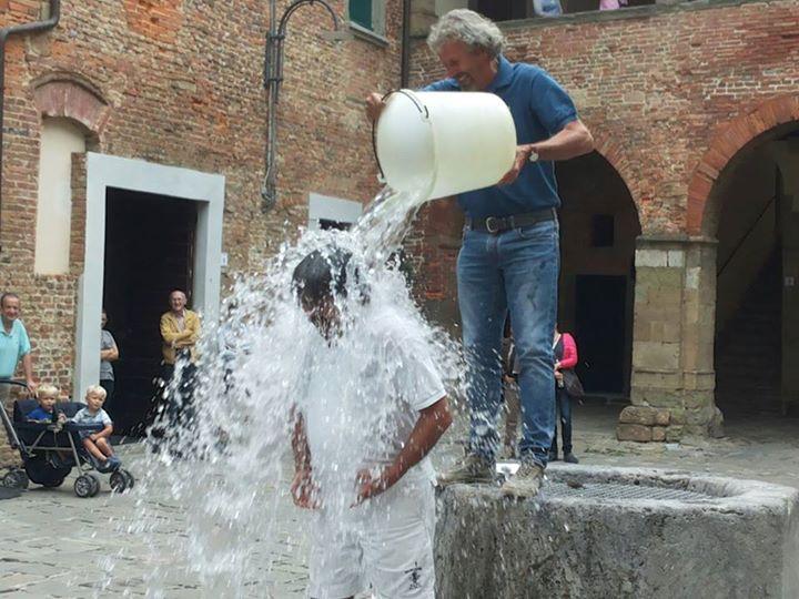 Docce gelate per sindaci e presidenti: è Ice Bucket Challenge mania 
