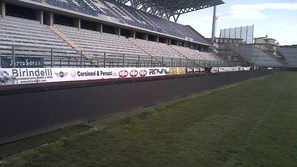 Urinano davanti all’ascensore dei disabili allo stadio, l’Empoli: «Denunciateli»