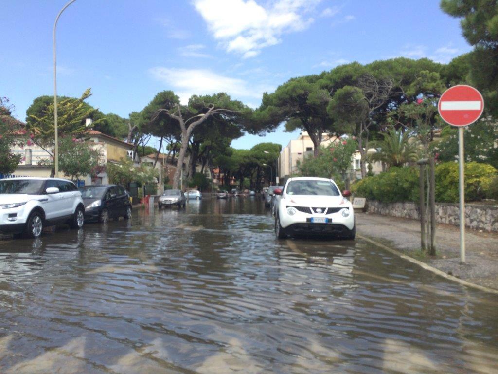 Acqua inquinata dopo la pioggia, bagni vietati a Marina di Grosseto 