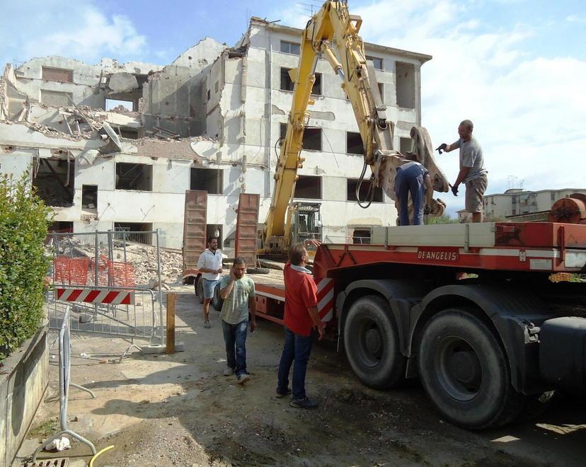 Ruspe in azione nel cuore di Fucecchio, addio all’ex mulino Borgioli 