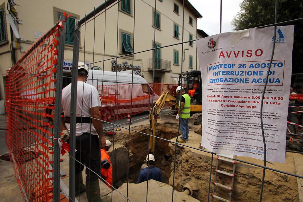 Acqua, danneggiata una tubazione: disagi in viale Adua