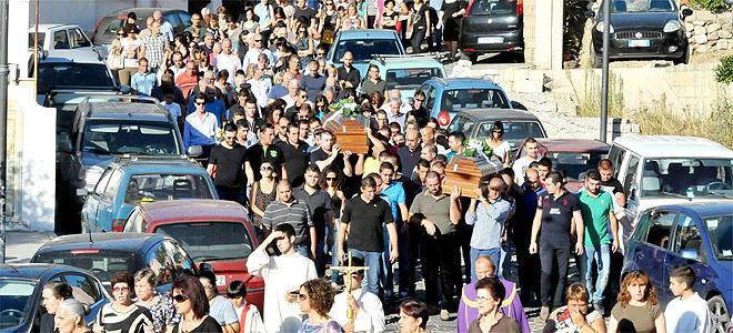 Omicidio-suicidio a Oliena, folla ai funerali di Sandro e Sara 