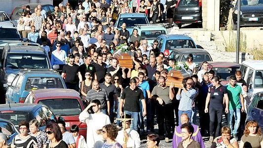Omicidio-suicidio a Oliena, folla ai funerali di Sandro e Sara 