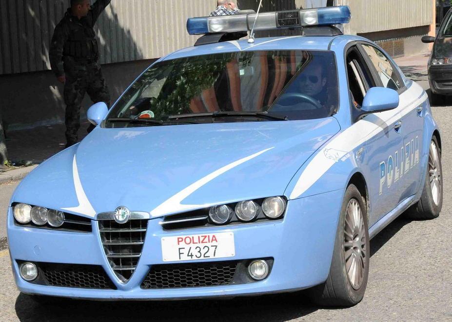 Litigano per un affitto, poi spunta una roncola 