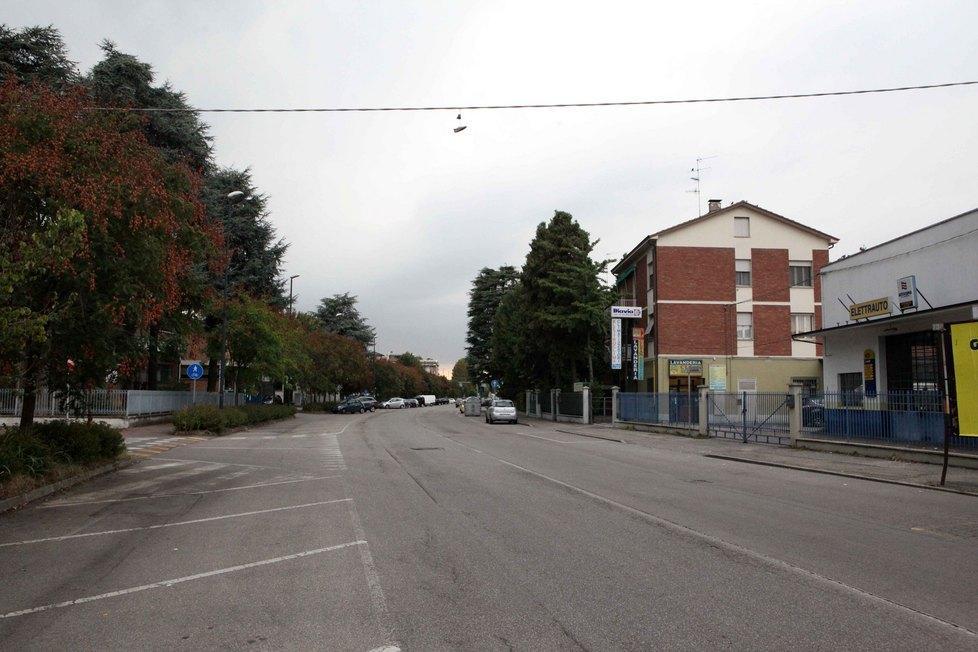 Scarpe appese ai cavi elettrici: a Reggio sbarca lo Shoefiti 