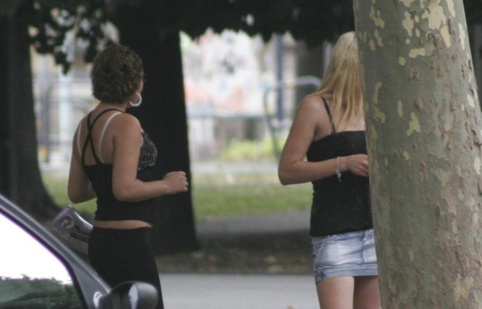 Viados rapinano un anziano: arrestati dalla polizia