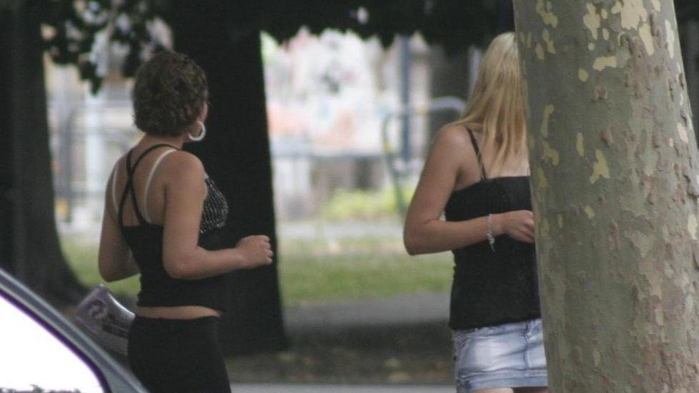 Viados rapinano un anziano: arrestati dalla polizia