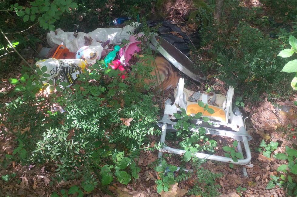 Abbandonati nel bosco delle Cerbaie i giochi per bambini