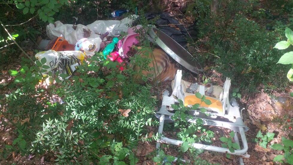 Abbandonati nel bosco delle Cerbaie i giochi per bambini