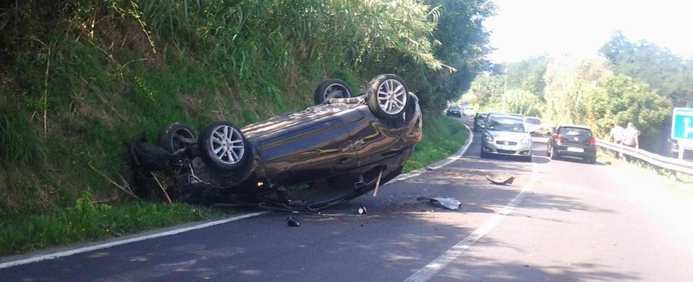 Finisce fuori strada con l’auto che si ribalta