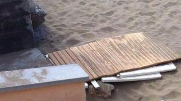 Passerella pericolante turista disabile a terra