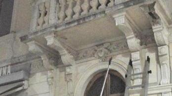 Cade cornicione, paura in centro