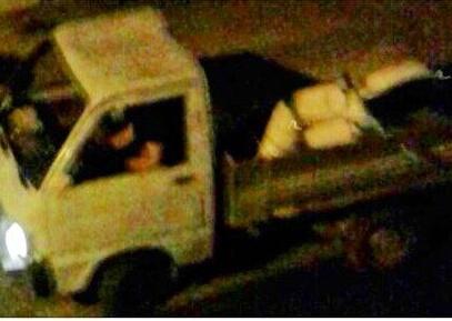 Fotografati mentre rubano uno scooter