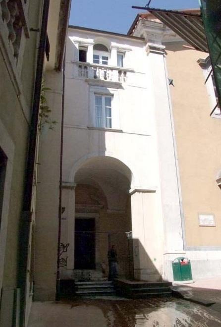 Lo scultore Ferreira: «Dov’è la mia panchina?» 