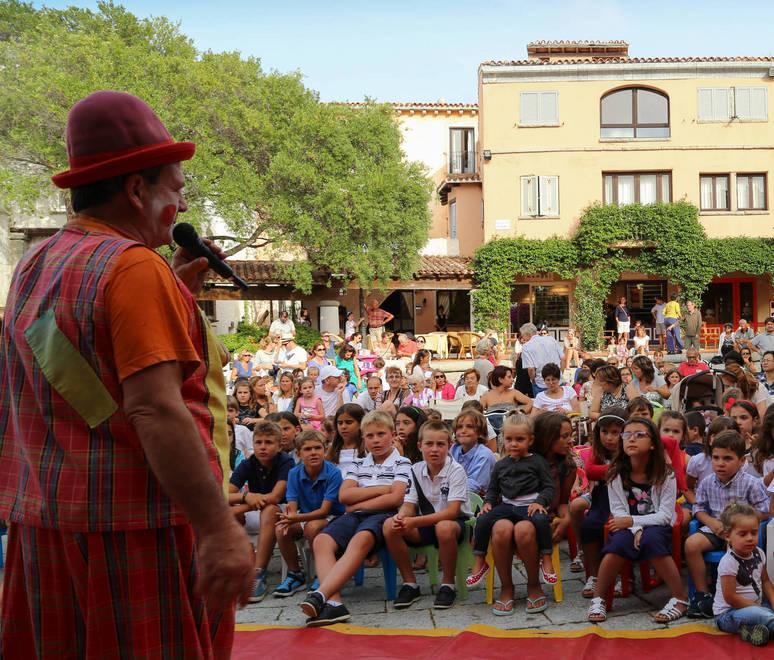 Festa con artisti di strada 