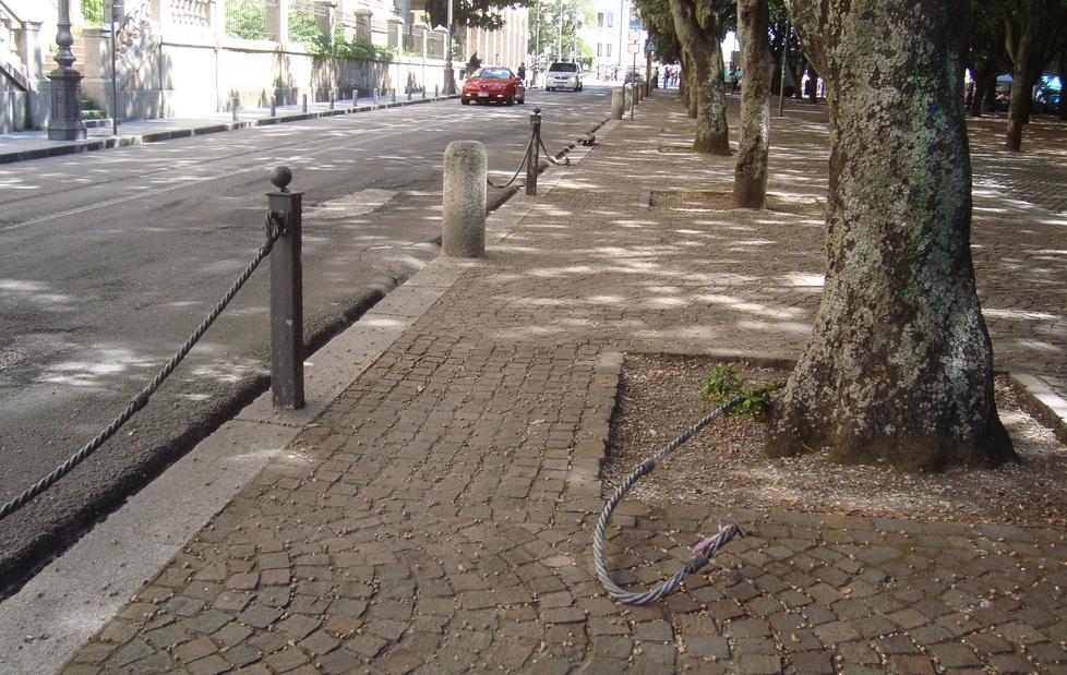 Il viale nel totale degrado 