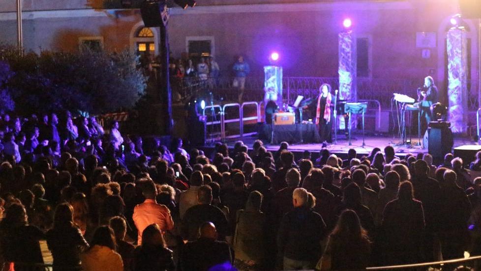 Più di mille persone applaudono in piazza Antonella Ruggiero