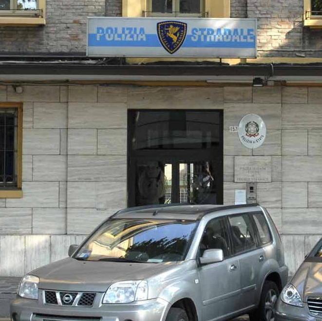 Cliente viene insultata e presa a calci: denunciata alla Stradale socia di autosalone