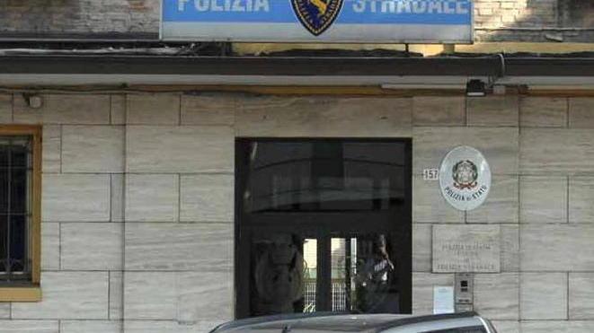 Cliente viene insultata e presa a calci: denunciata alla Stradale socia di autosalone