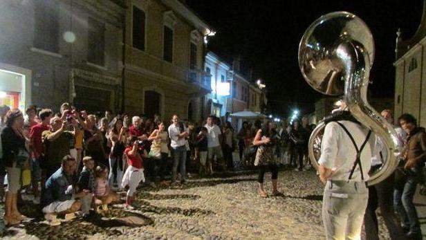 Buskers tra i canali e ristoratori al settimo cielo