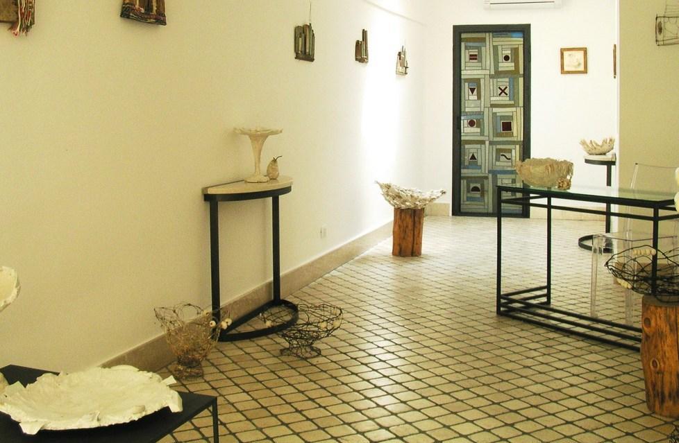 Fa le pulizie e ruba la borsa all’amica 